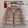 Parkas para hombre abajo chaqueta diseñador para hombre abrigo de invierno insignia bordada de las mujeres cuello de pie con capucha slim fit chaqueta corta acolchada engrosada a