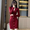 Casual klänningar Elegant röd stickad klänning för kvinnor Sexig V-ringning Långärmar 2023 Autumn Korean Style Fashion Bodycon Pencil Lady Clothes