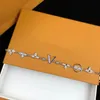 Lyxdesigner Elegant guld- och silverarmband Fashion Women's Letter Pendant Clover Armband Wedding Special Design Jewelr343W