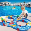 Jouets de bain pour bébé Jouet aquatique pour enfants 39 pièces DIY Mini blocs de construction de parc aquatique jouet sur table ou pelouse plage voie navigable Playset avec 2 bateaux pour enfants 230928