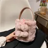 Kvällspåsar Autumn Winter Soft Fluffy Plush Handväskor för kvinnor 2023 Korean Pink White Khaki Tote Bag Söt hårboll damer dagligen axel