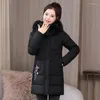 Trenchs de femmes manteaux femmes hiver manteau veste femme broderie chaude vers le bas coton parkas dames longue capuche mode pardessus 4XLD1509