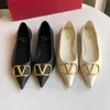 Designer V ..... الأحذية جولة أخمص القدمين الفاخرة عارية الأحذية الحشود الطبيعية Leathe High High Pumps مكتنزة الأزرار مرصعة منصة الدانتيل بانت sued