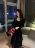 Robes décontractées Vintage noir à manches longues robe fendue automne femmes mode velours midi femme coréenne mince soirée élégante