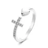 Anello di apertura a forma di cuore con croce intarsiata di diamanti di vendita caldo Anello da donna con cuore di pesca geometrico