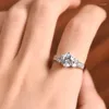 Bröllopsringar runt Zircon Engagement Charm Kvinnlig kvinnors ring med svart stenfri föremål Lyxiga rostfria smycken