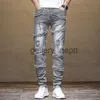 Мужские джинсы 2023, летние новые мужские серые тонкие мотоциклетные джинсы с необработанными краями, трендовые эластичные маленькие брюки со средней талией J230928