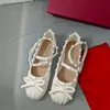 Italië Luxe designer bezaaid klinknagels Ballet Flats Schoenen merk vlinderdas zijde satijn Slip op Ballerina Ronde Neus Dames Kleding Schoenen V diamant loafer Zapatos De Mujer fffe