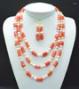 Ensemble collier et boucles d'oreilles joli. Exquis 3 rangées. Collier de corail irrégulier orange et de perles naturelles. Des boucles d'oreilles. Mariée africaine -20-26"