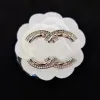 Broches de créateurs de luxe Pins Bijoux en tissu Retour avec timbre Double lettre Mode Perle Plaqué or 18 carats Hommes Femmes Marque Pendentif Broche Pull Costume Apporté