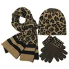 Cappelli Sciarpe Guanti Set Autunno Inverno Stampa leopardo Cappello Sciarpa Set Comodo morbido sci Baggy Beanie per le donne Caldo berretto con teschio 3 pezzi / set