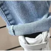 Джинсы Джинсы для мальчиков Весенние и осенние джинсы с принтом для мальчиков Детские свободные повседневные брюки для мальчиков в западном стиле 230927