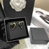 Новые милые и стильные серьги-сердечки из черного металла выполнены в классической цветовой гамме из черного золота, имеют темно-черный стиль и создают ощущение изысканности.