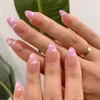 Faux ongles élégants – Design long et pointu avec de douces fleurs de fraises, parfait pour les ambiances estivales.