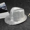 Cappellini da ballo Spettacolo di danza Cappello da jazz per feste Glitter Paillettes Cowboy Moda Gioco di ruolo Prop Performance Costume Donna Uomo Cappelli con perline Cappelli stile Fedora e borsalino