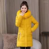 Trenchs de femmes manteaux femmes hiver manteau veste femme broderie chaude vers le bas coton parkas dames longue capuche mode pardessus 4XLD1509