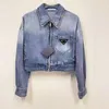 2023 Kvinnor denimjackor Slim Style Down Parkas för Lady With Letter Zippers Button Budge Spring Autumn Coat Jeans Fashion Jacket Denims långa ärmar Kortrockar S-L