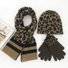 Cappelli Sciarpe Guanti Set Autunno Inverno Stampa leopardo Cappello Sciarpa Set Comodo morbido sci Baggy Beanie per le donne Caldo berretto con teschio 3 pezzi / set