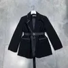 Abiti da donna Blazer Cappotto autunnale Designer Giacche con bottoni Moda abbinata a triangoli invertiti Lettera Giacca lunga in nylon Taglia S-L Top Blazer 4HWY