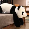 Plyschdockor 120 cm söt jätte lång pandabjörn plysch lögn benägen hållning fylld djurdocka leksak kudde tecknad kawaii dockor flickor barn gåvor 230927