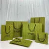 Helt ny G Green Dress Scarf Shoes Gift Box Parfym Lipstick Belt Packaging Box Bag AA2203223060