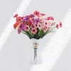 Simulazione di fiori decorativi in plastica stampata finta un mazzo di viole viola per la decorazione di matrimoni all'aperto