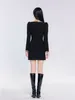 Zelfportret zwarte jurk korte rok voor dames