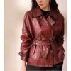 Kvinnors läderfaux Roupas Femininas Autumn Suit Collar Laceup midja Oljevax Sheepskin Gabardina Mujer Vintage Red Wine Kort trenchockar 230928