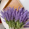 Fiori decorativi intrecciati a mano in lana di lavanda, materiale di simulazione di fiori eterni, bouquet all'uncinetto con tenuto in mano