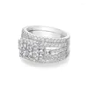 Anneaux de mariage Huitan à la mode de luxe pour femmes avec zircon cubique brillant Design de mode accessoires féminins bijoux de couleur argent