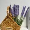 Fiori decorativi intrecciati a mano in lana di lavanda, materiale di simulazione di fiori eterni, bouquet all'uncinetto con tenuto in mano