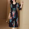 Fashion Floral Green Velvet Dresses Women Designer Vacation Party Chic Midi Pleated Dresses Long Sleeve Autumn Winter V-neck Slim Fit Stylish Birthday Frocks 93