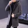 Misto lana da uomo invernale Cappotto di lana di zibellino dorato di alta qualità con cappuccio Versione coreana di media lunghezza e pile ispessito 230928