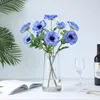 Fiori decorativi 5 pezzi anemoni artificiali a 3 teste fiore di seta per la decorazione domestica accessori tavolo per feste decorazioni per matrimoni bouquet finto