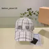 Buen otoño e invierno Calidez de las mujeres Diseñador de lujo Gorra de bola Moda Vacaciones al aire libre Citas Cristal Letra bordado Patrón de corazón Casqueta en blanco y negro