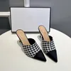 Designer OPYUM Salto Alto Mulheres Dedo Aberto Stiletto Heel Clássico Metal Letras Sandália Moda Estilista Sapatos Com Caixa