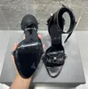Designer klänningskor cagole sandaler bälte spänne dekorativ pil nagel blixtlås pumpar högt klackade sko sexig mode kvinnor fest bröllopskor med låda
