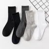 Chaussettes pour hommes, couleur unie, mi-mollet, haute élasticité, en coton, bas décontractés, vente en gros, automne et hiver