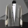 Maglioni da uomo 2023 Cappotto maglione coreano Designer Cardigan lavorato a maglia Giacca Autunno Nero a righe a contrasto Patchwork Stampa Maglione da uomo