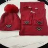 2023 Écharpe de designer de luxe Chapeau Gant Ensemble Chapeau d'hiver pour femmes Écharpe Ensemble Chapeau en tricot chaud Hiver Mode en plein air Châle Écharpe Chapeau 881cdd