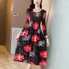 2023 Robe mi-longue florale en velours noir Femmes Designer Sortir Fête de vacances Col en V Slim A-Line Robes plissées Automne Hiver Élégant et jeunesse Robes à manches longues