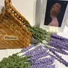 Fiori decorativi intrecciati a mano in lana di lavanda, materiale di simulazione di fiori eterni, bouquet all'uncinetto con tenuto in mano