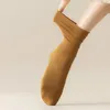 女性の靴下春/夏薄い綿のコットンミッドチューブJKレフーシューズとソリッドカラー用途の長いスタッキング