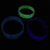 Anpassad armbandglöd i den mörka debossade färgfyllda fluorescerande silikonarmbandets marknadsföring GENTS2801