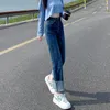 女性のジーンズの青いカフの女性のためのストレートレッグ