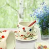 Tazze Piattini Tazza da caffè e piattino da caffè con nuvola dipinta a mano creativa in ceramica irregolare fatta a mano con fiore di tulipano Tazza da tè e latte Tavolo