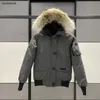 Parkas 디자이너 캐나다 남자 파일럿 다운 재킷 진짜 늑대 모피 후드 캔버스 파파 패치 지퍼 포켓 주머니 따뜻한 두꺼운 코트 디자이너 w