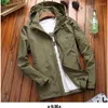 Giubbotti da uomo Primavera Autunno Giacca con cappuccio da uomo Cappotto casual Giacca a vento Stile militare Bomber Abbigliamento maschile Tasca con cerniera Plus Size M-6XL