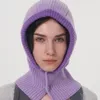 ベレーツバラクラヴァの女性が屋外ハロウィーンのコスプレのためにフード付き帽子編みネックが暖かくなります