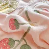 Set di biancheria da letto Rosa Fiori di fragola Ricamo Volant di pizzo Patchwork Set Copripiumino in pile di velluto Copriletto piatto / con angoli Federa